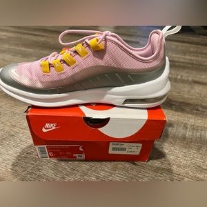 Nike Air Max Axis - youth sneaker- new in box - never worn